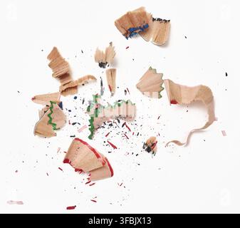 Holzspäne aus mehrfarbigen Holzstiften auf weißem Hintergrund, Draufsicht Stockfoto
