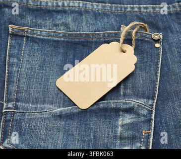 Blank braun rechteckigen Tag in der Gesäßtasche der blauen gefalteten Jeans gebunden, Draufsicht Stockfoto