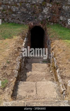 Geheime Tunnelingänge auf dem Gelände von Helmsley Castle. (Hamlake) Eine mittelalterliche Burg, die sich in der Marktstadt Helmsley in Ryedale innerhalb der N befindet Stockfoto