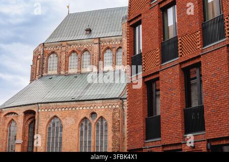 Seitenansicht der Peterskirche in der Altstadt von Riga, Lettland Stockfoto