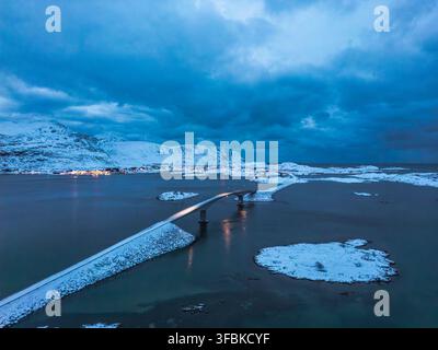 Dramatischer Luftbildblick auf schneebedeckte Brücken in der Dämmerung Stockfoto