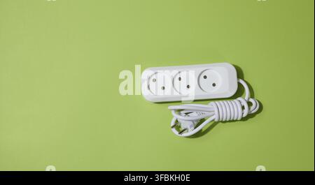 Weiße Buchse auf grünem Hintergrund, Draufsicht Stockfoto