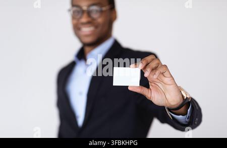 Schwarzer Geschäftsmann mit leerer Karte für Kunden Stockfoto