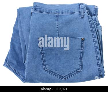 Gefaltetes Paar hellblaue Denimjeans mit sichtbarer Gesäßtasche, isoliert auf weißem Hintergrund. Klassische Freizeitmodekleidung Stockfoto
