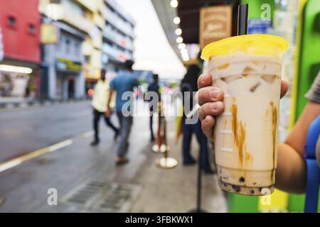Bubble Tea oder Taro Milk Tea, Tasse auf der Straße in Asien. Bubble Tea ist ein Getränk auf Teebasis, das meistens keule Tapioka enthält Stockfoto