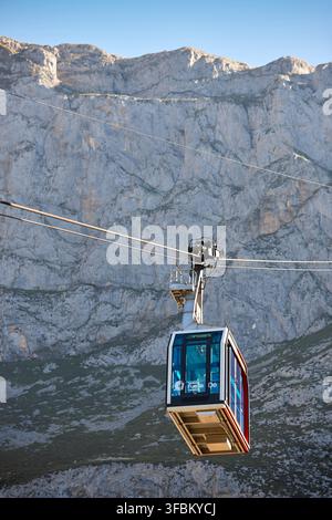 Seilbahn umgeben von Picos de Europa. Fuente De. Kantabrien, Spanien Stockfoto
