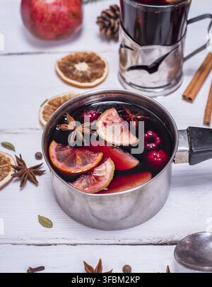 Warmen Glühwein in einer Alu-dose und Zutaten auf einem weißen Holz- Hintergrund Stockfoto