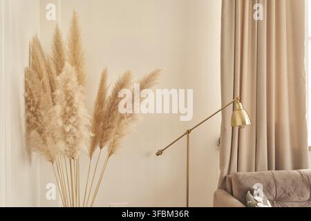 Umweltfreundliche skandinavische Wohnkultur. Das Innere des Wohnzimmers, moderne Möbel mit modischen getrockneten Blumen, ein helles Sofa und ein Stockfoto