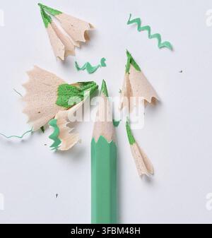 Holzspäne und grüner Bleistift auf weißem Hintergrund, Draufsicht Stockfoto