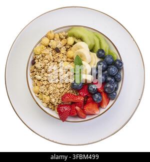 Müsli mit Erdbeeren, Kiwi, Banane und Heidelbeeren auf einem weißen runden Teller, Blick von oben. Isolierter Hintergrund Stockfoto
