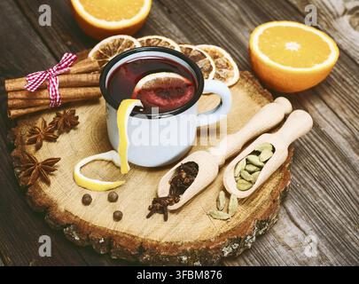 Glühwein in einem Eisen blau Tasse und trinken Zutaten Stockfoto
