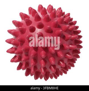 Rote Gummikugel mit Stacheln auf isoliertem Hintergrund. Hundespielzeug. Massageprodukt Stockfoto