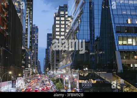 Hudson Yards Manhattan Verkehr bei Nacht mit Whole Foods Market Stockfoto