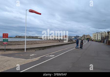 Blick entlang der Meerespromenade in Saltcoats an der Küste von Ayrshire in Schottland, mit Fußgängern auf einem gemeinsamen Geh- und Radweg mit einem markanten Stockfoto
