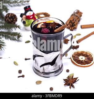 Glühwein in einem Glas auf ein weißes Holz- Hintergrund Stockfoto