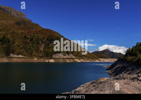 Panoramablick auf den Fedaia-Stausee in den Dolomiten, Italien Stockfoto