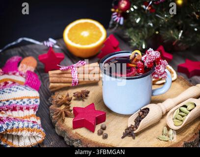 Glühwein in einem Eisen blau Tasse und trinken Zutaten unter die Weihnachtsdekorationen Stockfoto