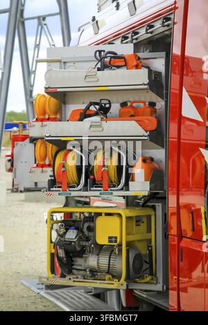 Details eines Feuerwehrwagens. Ansicht eines modernen Feuerwehrfahrzeugs Stockfoto