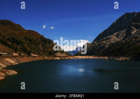 Panoramablick auf den Fedaia-Stausee in den Dolomiten, Italien Stockfoto