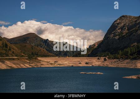 Panoramablick auf das Fedaia-Reservoir in den Dolomiten, Italien Stockfoto
