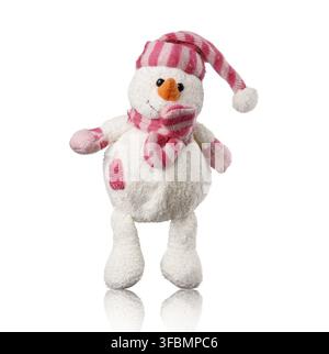 Weiße Textil-Spielzeug Schneemann in rosa Hut und Schal isoliert auf weißem Hintergrund, Nahaufnahme Stockfoto