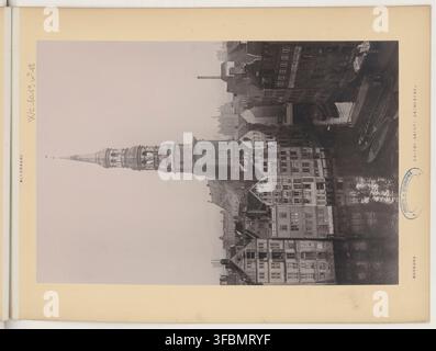 Die Kirche von Sankt Katharina in Hamburg, Deutschland, auf einem Foto von 1943, aus einem Album mit 51 Fotos von Deutschland, die gespendet wurden. Stockfoto