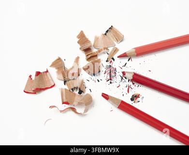 Holzspäne und roter Holzstift auf weißem Hintergrund, Draufsicht Stockfoto