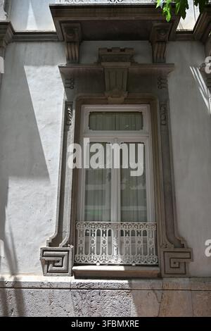 Fensterläden im spanischen Stil mit traditionellen Pfosten Stockfoto
