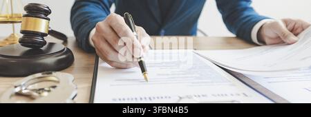 Richter liest Dokumente am Schreibtisch im Gerichtssaal Stockfoto