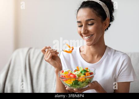 Nahaufnahme der schönen jungen Frau essen gesunden Salat Stockfoto