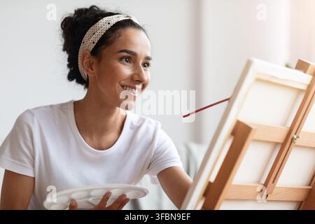 Inspirierte Künstlerin macht masterpeace, Malerei zu Hause Stockfoto