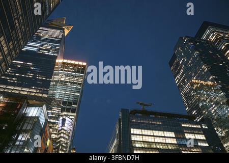 Beleuchtete Wolkenkratzer bei Nacht Stockfoto
