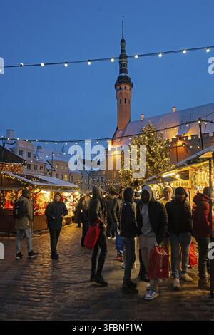 Beleuchteter Weihnachtsmarkt in Tallinn während der Adventszeit Stockfoto