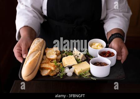 Entzückendes Tablett, das mit Aufmerksamkeit in einem gemütlichen Café während der Abendstunden serviert wird Stockfoto