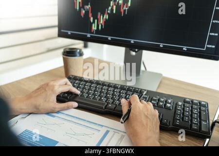 Entwicklung neuer Ansätze Investor beobachtet die Veränderung des Börsendeals an einer Börse Stockfoto