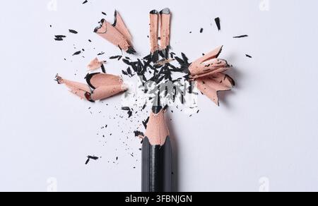 Holzspäne und schwarzer Bleistift auf weißem Hintergrund, Draufsicht Stockfoto
