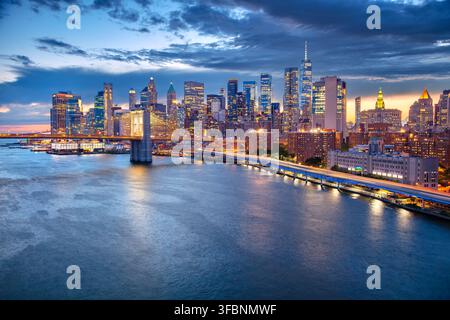 Manhattan, New York City, USA. Luftbild der Stadtlandschaft von Manhattan, New York City in der Dämmerungsblauen Stunde. Stockfoto