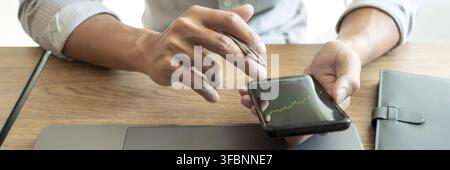 Entwicklung neuer Ansätze Investor beobachtet die Veränderung des Börsendeals an einer Börse Stockfoto