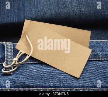 Blank braun rechteckigen Tag in der Gesäßtasche der blauen gefalteten Jeans gebunden, Nahaufnahme Stockfoto