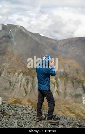 Bergmann-Wanderer-Fotograf macht Fotos von atemberaubender Landschaft während eines Outdoor-Abenteuers. Stockfoto
