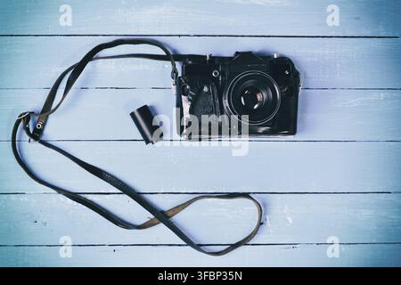 Retro-Film-Kamera auf einer blauen hölzernen Oberflächen, Top Sicht Stockfoto