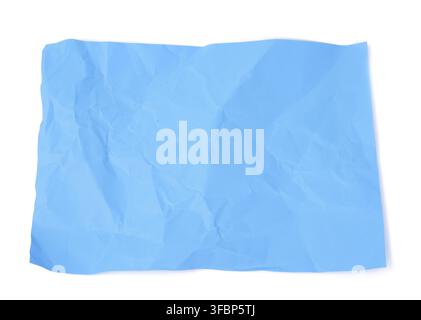 Zerknittertes blaues Pappblatt isoliert auf weißem Hintergrund, Draufsicht Stockfoto