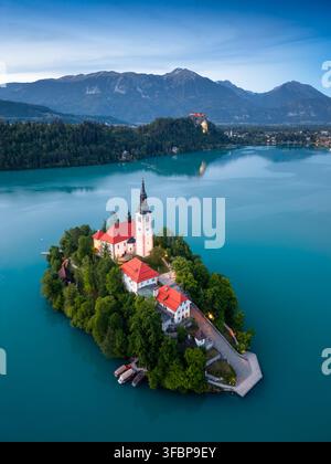 Lake Bled, Slowenien mit der Kirche Mariä Himmelfahrt zur Blauen Stunde. Stockfoto