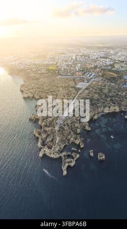 Luftaufnahme der dramatischen Kalksteinklippen und Felsformationen an der Ponta da Piedade in Lagos, Portugal. Stockfoto