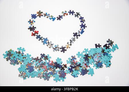 Jigsaw Puzzle-Teile in Herzform angeordnet Stockfoto