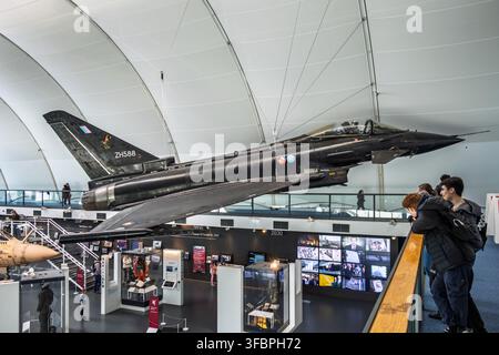Besucher betrachten einen schwarzen Eurofighter-Typhoon-Prototypen (ZH588) in der Ausstellungshalle „Age of Uncertainty“ im RAF Museum London in Hendon Stockfoto