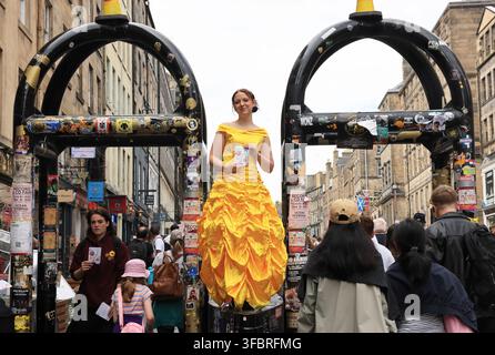 Die lebhafte Royal Mile während des Edinburgh Fringe Festivals im August 2026, mit Musikern und Leuten, die Flugblätter für Shows verteilen, in Schottland, UK. Stockfoto