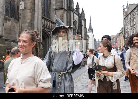 Die lebhafte Royal Mile während des Edinburgh Fringe Festivals im August 2026, mit Musikern und Leuten, die Flugblätter für Shows verteilen, in Schottland, UK. Stockfoto