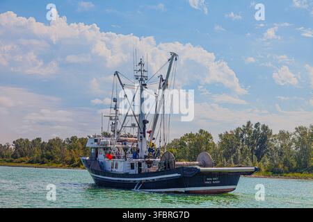 Zurückkehrendes kommerzielles Fischerboot im Steveston Channel British Columbia Kanada Stockfoto