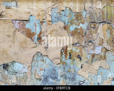 Alte Betonhauswand mit abblätternder Farbe Stockfoto